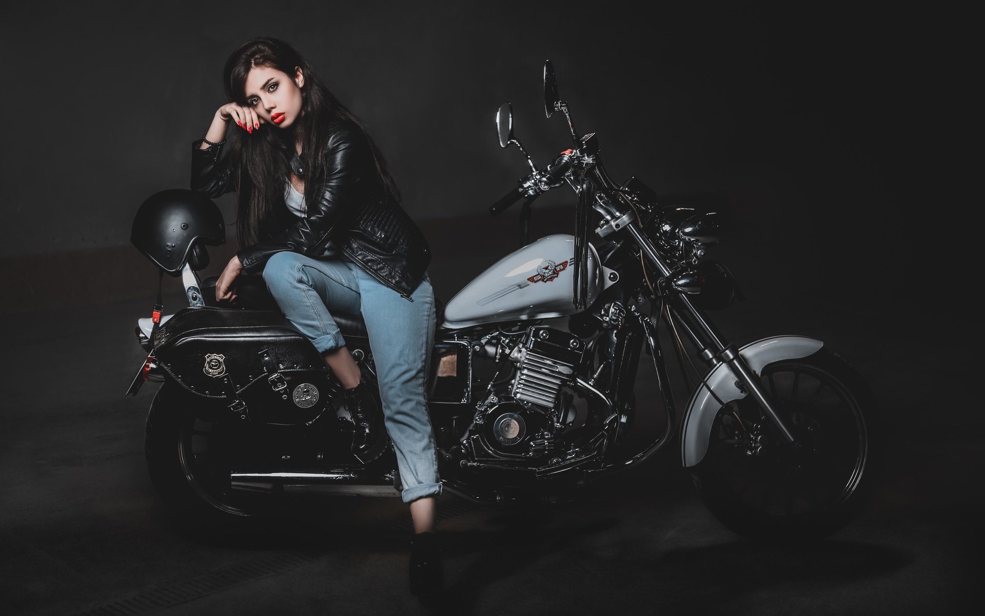 Biker girls: style and drive in Andorra la Vella