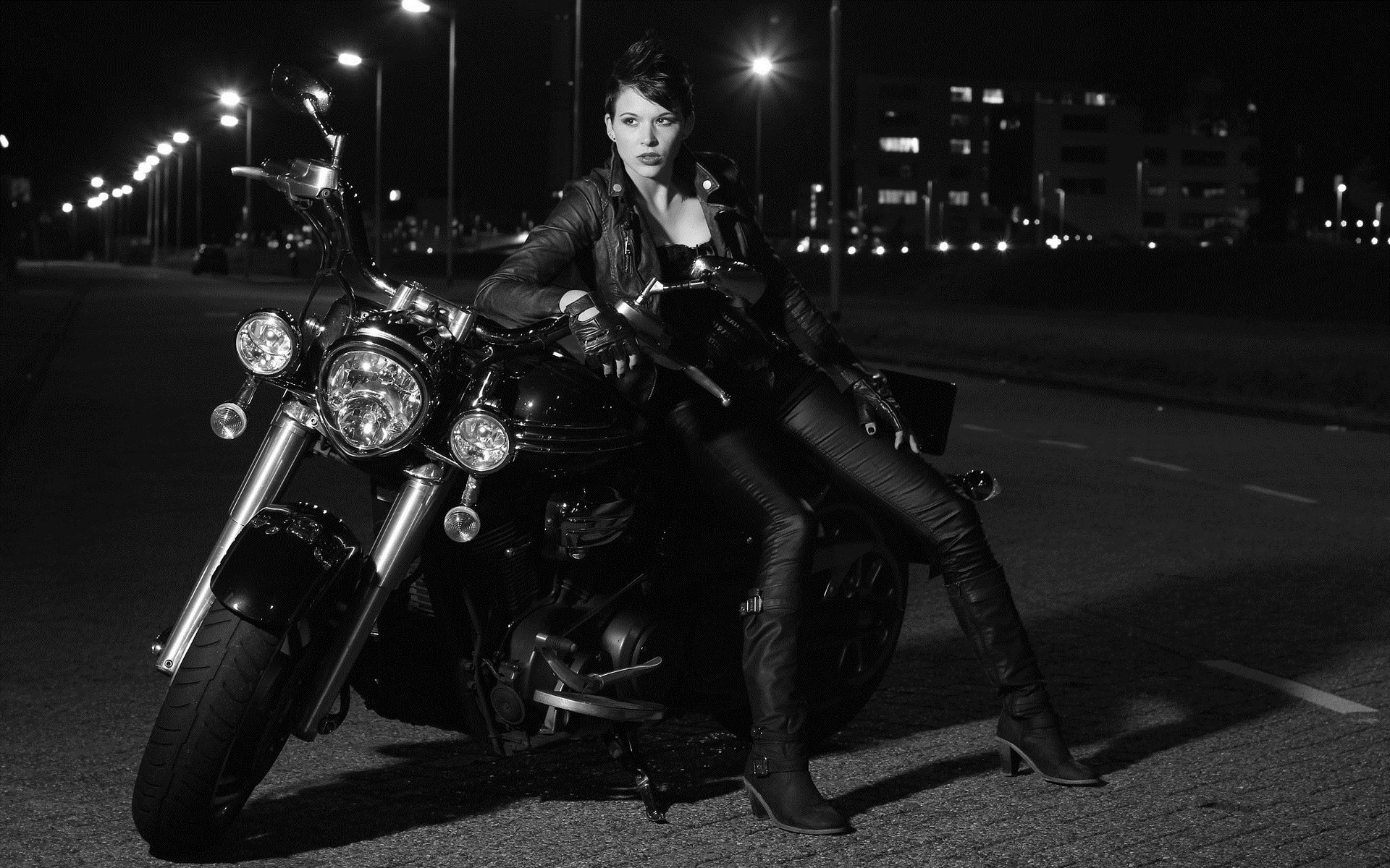 Photo Beautiful girls and motorcycles in Andorra la Vella