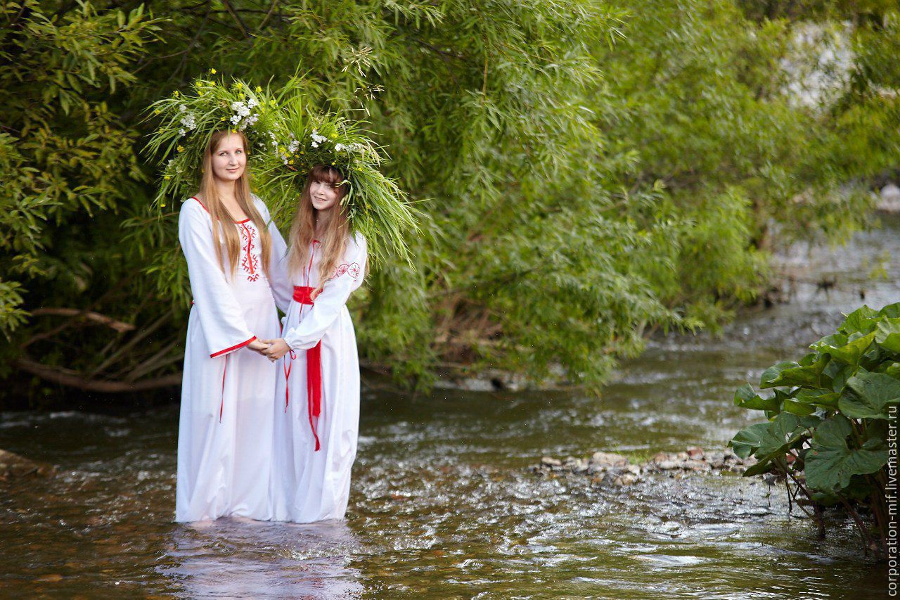 Women in Slavic costumes in Andorra la Vella
