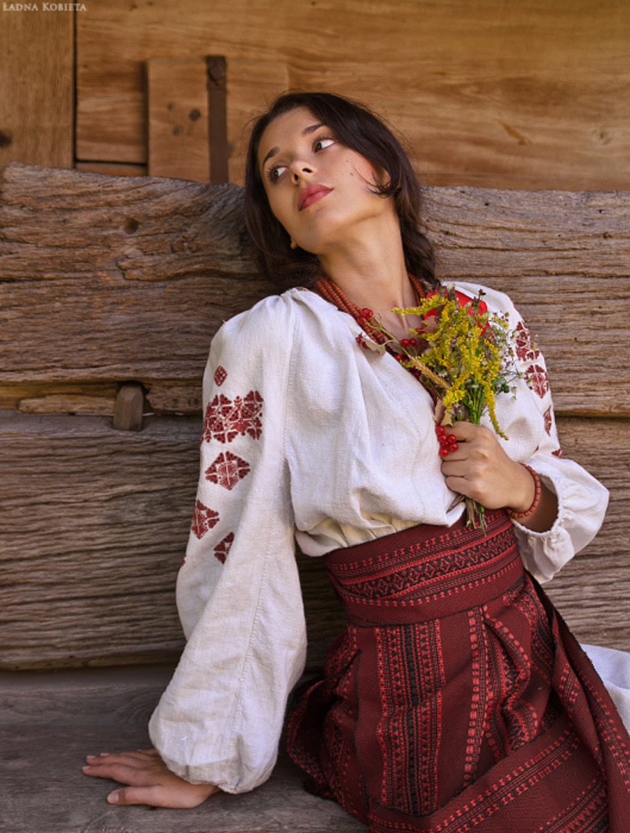 Girls in Slavic costumes in Andorra la Vella