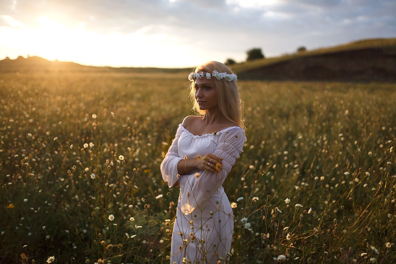 Girls in Slavic costumes in Andorra la Vella
